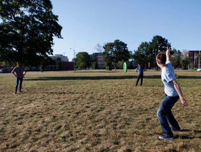 Image for article titled Report: One Guy Really Fucking Up 4-Way Frisbee Circle