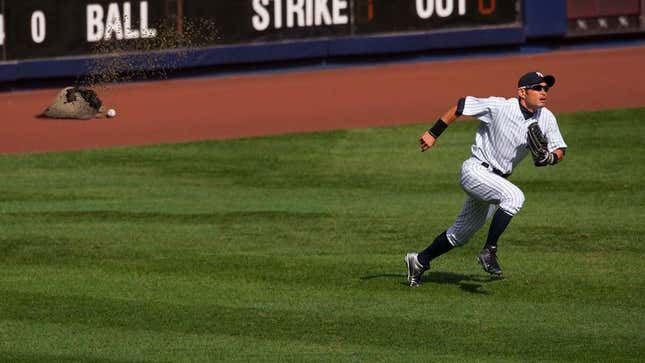 Image for article titled Yankees Running For Dear Life After Foul Ball Smashes Into Hornet’s Nest
