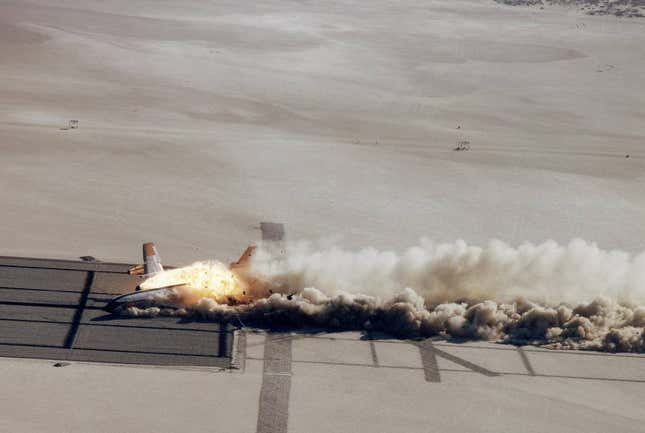 Imagen para el artículo titulado El día que la NASA estrelló un Boeing 720 en el desierto de Mojave cargado de combustible