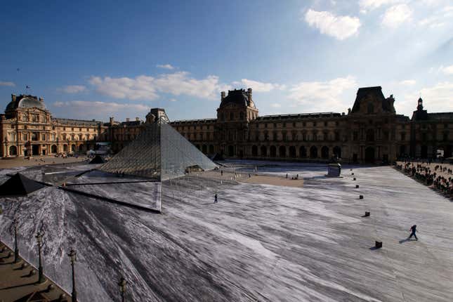 Imagen para el artículo titulado Esta impresionante ilusión óptica en el Louvre duró apenas 24 horas, lo que tardó el público en destruirla
