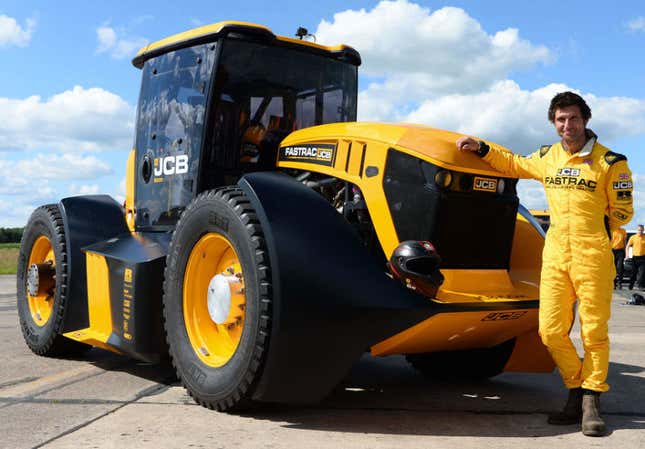 Imagen para el artículo titulado Este tractor agrícola de 1.000 caballos alcanza los 166km/h en carretera