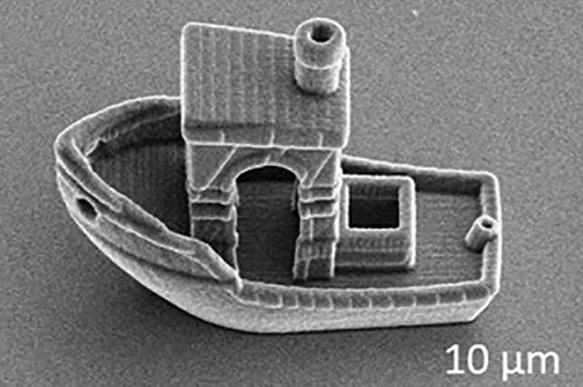 Imagen para el artículo titulado Físicos logran imprimir en 3D un barco tan pequeño que podría navegar dentro de un cabello humano
