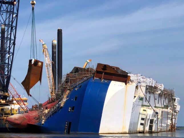 Image for article titled A Chain Just Cut Through A Capsized Cargo Ship Filled With Cars And The Process Is Fascinating (UPDATE W/VIDEO)