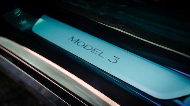 Imagen para el artículo titulado 36 cosas que aprendí sobre el Tesla Model 3 tras probarlo a fondo