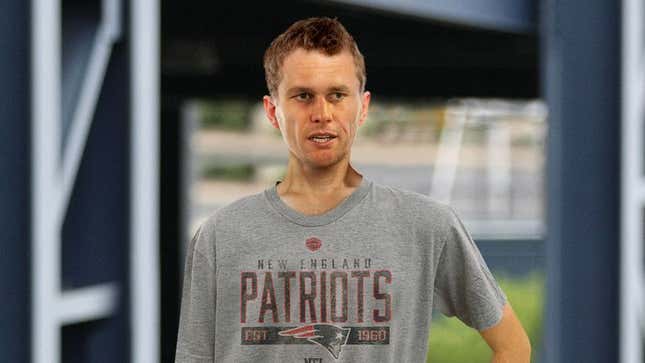 Image for article titled Patriots Hoping Emaciated Tom Brady Will End Hunger Strike Over Suspension Appeal In Time For Training Camp