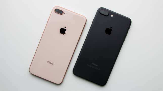 iPhone 8 Plus color Gold a la izquierda, iPhone 7 Plus negro mate a la derecha. Imagen: Adam Clark Estes