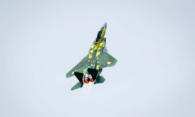 Imagen para el artículo titulado Mira cómo despega en vertical la versión más avanzada del mítico caza F-15