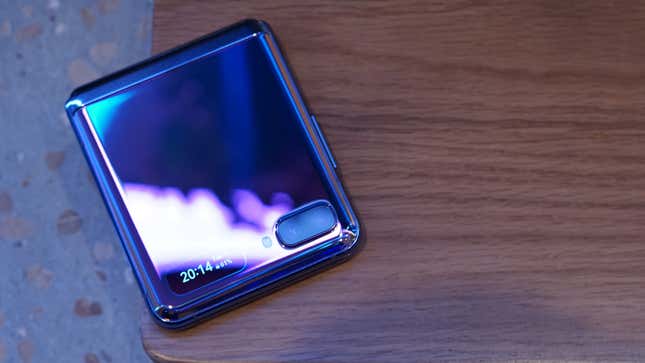 Imagen para el artículo titulado El Samsung Galaxy Z Flip es un teléfono precioso y sorprendentemente robusto