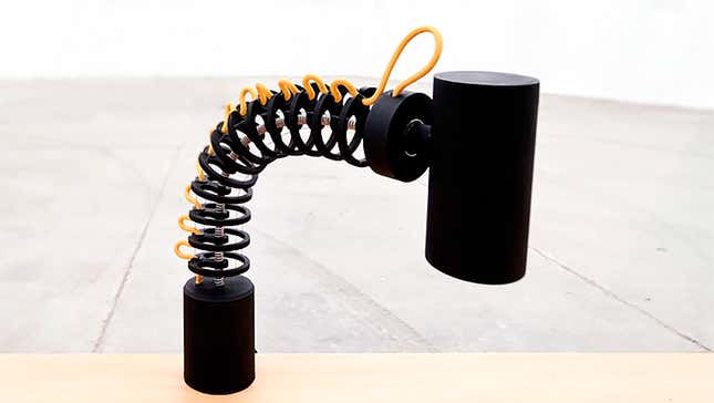 Imagen para el artículo titulado Spine Lamp: una lámpara flexo que se ajusta sola al tocarla con un dedo