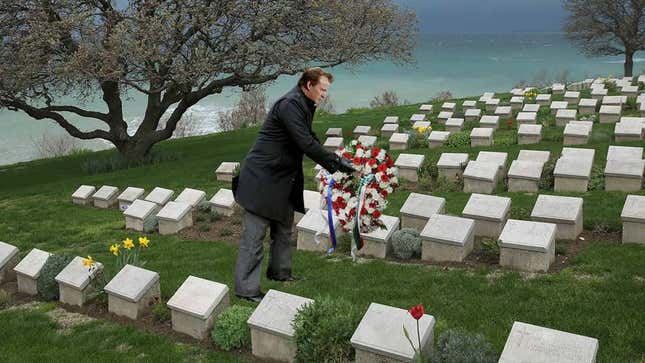 Image for article titled Roger Goodell Lays Wreath At National Football League Cemetery In Super Bowl Tradition