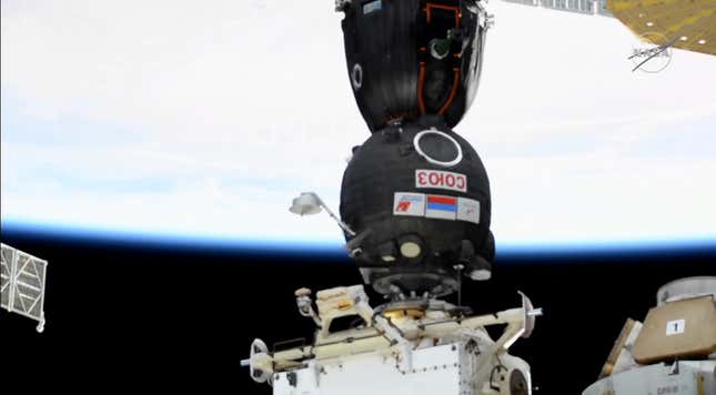 La nave espacial Soyuz MS-17 acoplada a la ISS.