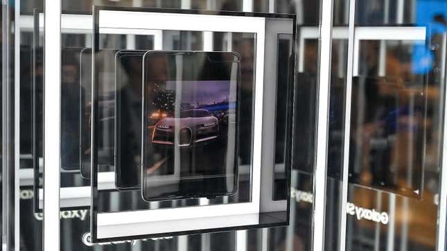 Imagen para el artículo titulado Samsung está haciendo todo lo posible por hacer invisible el gran pliegue del Galaxy Fold