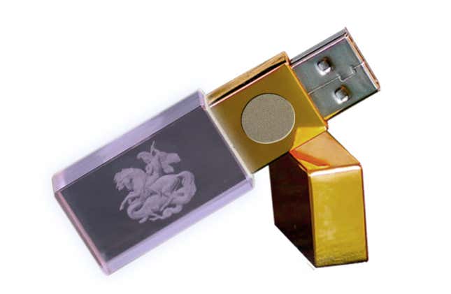 Imagen para el artículo titulado Esta compañía vende memorias USB de 128GB a 350 dólares para proteger del 5G. Dentro llevan un PDF