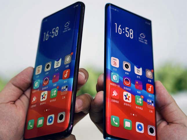 Imagen para el artículo titulado Oppo Waterfall Screen: una pantalla para móvil tan extrema que elimina los botones físicos de los laterales