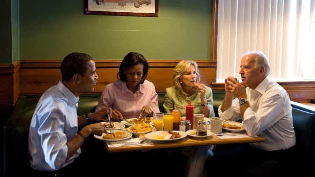 The Obamas and the Bidens eating in a diner