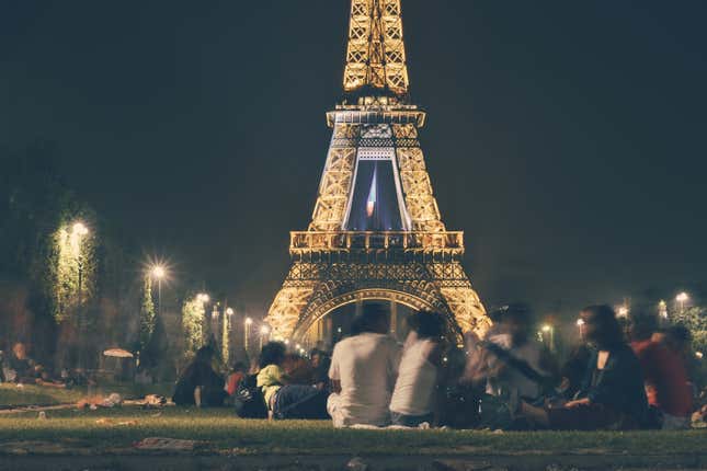 Imagen para el artículo titulado Por qué es técnicamente ilegal tomar fotos de la Torre Eiffel de noche