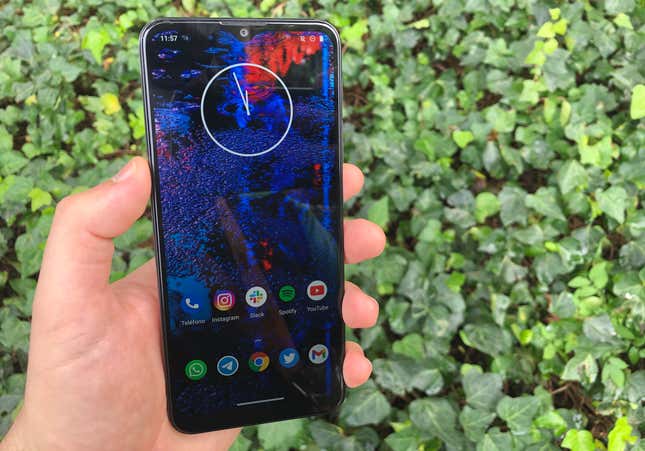 Uno de los problemas del Moto G30 es la visibilidad de la pantalla en días muy soledos.