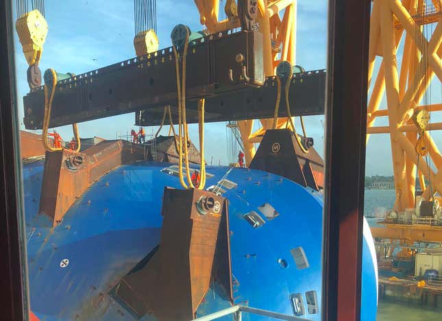 Image for article titled A Chain Just Cut Through A Capsized Cargo Ship Filled With Cars And The Process Is Fascinating (UPDATE W/VIDEO)