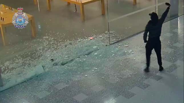 Imagen para el artículo titulado Unos ladrones roban más de 300.000 dólares en productos de Apple tras romper una pared de cristal con un mazo