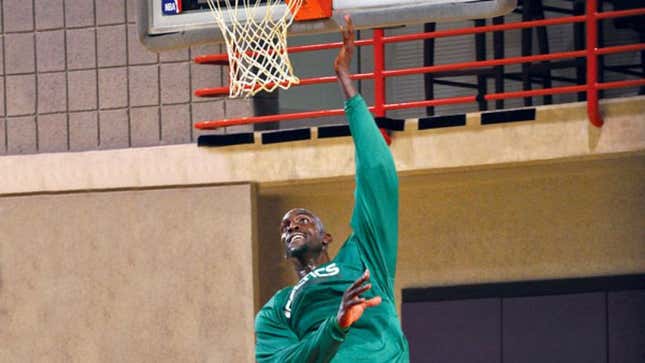 Image for article titled Kevin Garnett Proves He Can Touch Rim