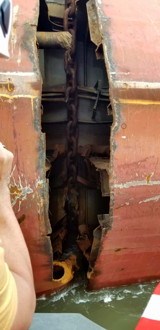 Image for article titled A Chain Just Cut Through A Capsized Cargo Ship Filled With Cars And The Process Is Fascinating (UPDATE W/VIDEO)
