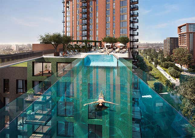 Imagen para el artículo titulado La primera piscina de cristal que cuelga sobre dos azoteas está casi terminada, pero esperarán a 2021 para estrenarla