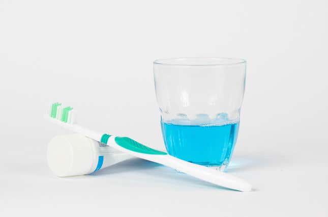 Imagen para el artículo titulado Por qué no es buena idea usar enjuague bucal después de hacer ejercicio