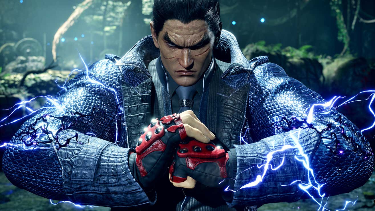 Personaje de Tekken 8 con expresión seria y postura de concentración, mostrando electricidad azul que recorre sus guantes y brazos. Viste un abrigo oscuro con textura escamosa y guantes rojos, en un entorno oscuro con detalles luminosos de fondo, lo que resalta la atmósfera intensa del juego.