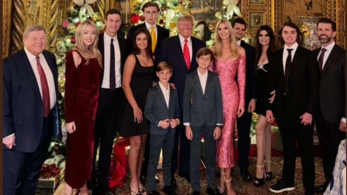 Melania Trump’s Absence Is the Least Noticeable Detail in the Trump Family Christmas Photo (jezebel.com)