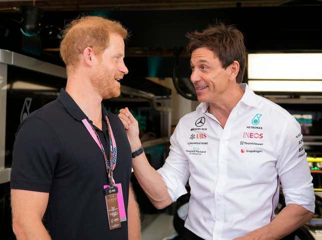 Prinz Harry, Herzog von Sussex, links, unterhält sich mit Toto Wolff, Teamchef und CEO von Mercedes-AMG Petronas, in der Garage beim Formel 1 Lenovo United States Grand Prix auf dem Circuit of the Americas am Sonntag, 22. Oktober 2023.
