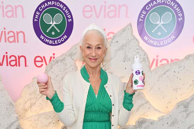 Dame Helen Mirren pose dans la suite VIP « Mountain Of Youth » d’Evian lors du 13e jour de Wimbledon 2024, le 13 juillet 2024 à Londres, en Angleterre. 