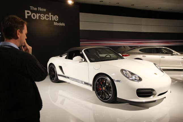 Ein Porsche Boxster Spyder wird während der Pressevorschau auf der LA Auto Show 2009 am 3. Dezember 2009 im Los Angeles Convention Center in Los Angeles, Kalifornien, vorgestellt.