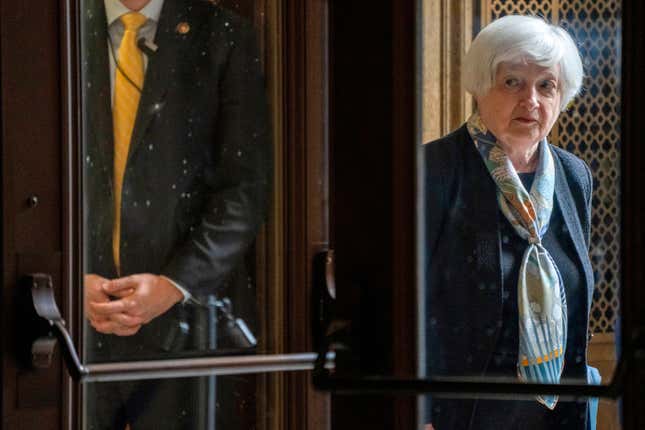 La secretaria del Tesoro, Janet Yellen, espera afuera de una sala para hablar en la sede del IRS en Washington el martes 7 de noviembre de 2023 sobre la próxima temporada de presentación de impuestos.  (Foto AP/Jacquelyn Martin)