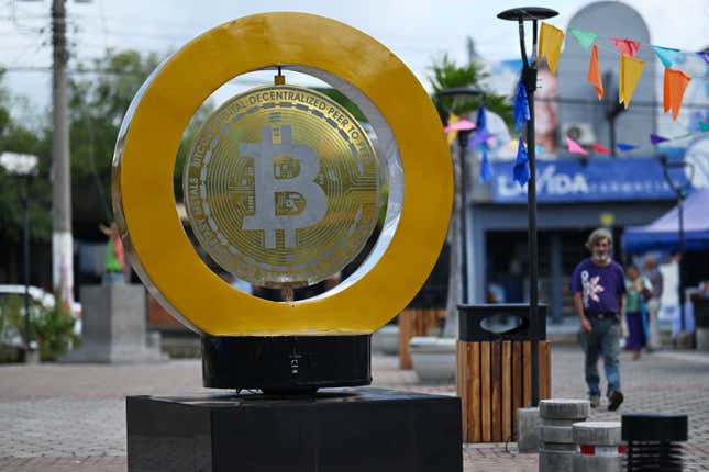 Image de l'article intitulé Le Bitcoin vient de franchir la barre des 73 000 dollars, se rapprochant d’un nouveau record historique alors que la course présidentielle s’intensifie et que les bénéfices des grandes entreprises technologiques affluent