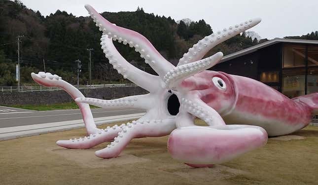 Image for article titled Japanese Town Got Covid-19 Money So They Built A Giant Squid Statue
