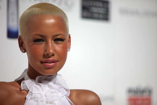 Amber Rose kommt zur White Party, die von Sean „Diddy“ Combs und Ashton Kutcher veranstaltet wird, um das Bewusstsein für Malaria No More zu stärken. Die Party findet am 4. Juli 2009 in einem Privathaus in Beverly Hills, Kalifornien, statt.