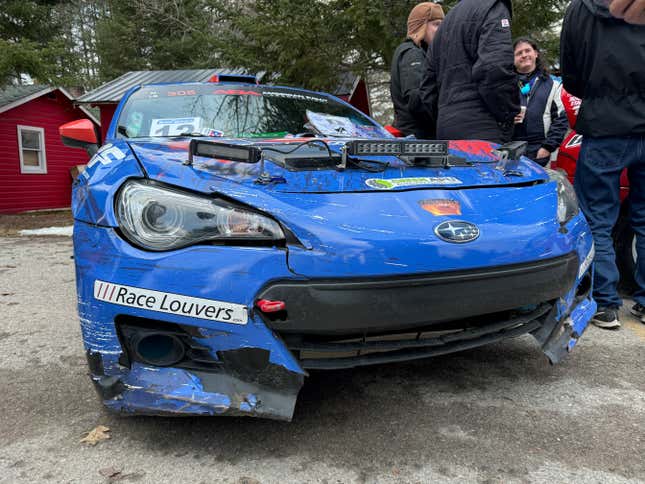 Parte delantera de un coche de rally Subaru BRZ azul