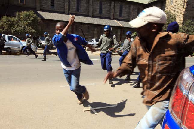 Zimbabwe police clash with protestors in Harare on Aug 3.
