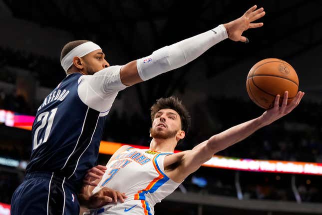 DALLAS, TEXAS - FEBRUARY 10: Chet Holmgren #7 of the Oklahoma City Thunder is defended by Daniel Gafford #21 of the Dallas Mavericks during the first half at American Airlines Center on February 10, 2024 in Dallas, Texas. NOTE TO USER: User expressly acknowledges and agrees that, by downloading and or using this photograph, User is consenting to the terms and conditions of the Getty Images License Agreement. (Photo by Sam Hodde/Getty Images)