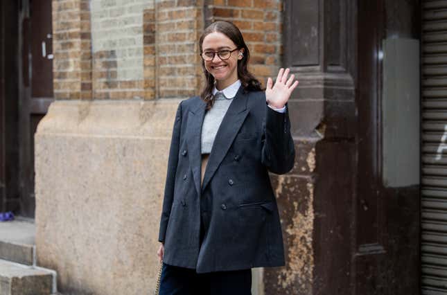 Ella Emhoff porte un blazer gris et un jean en denim à l’extérieur de Proenza Schouler le 10 février 2024 à New York.