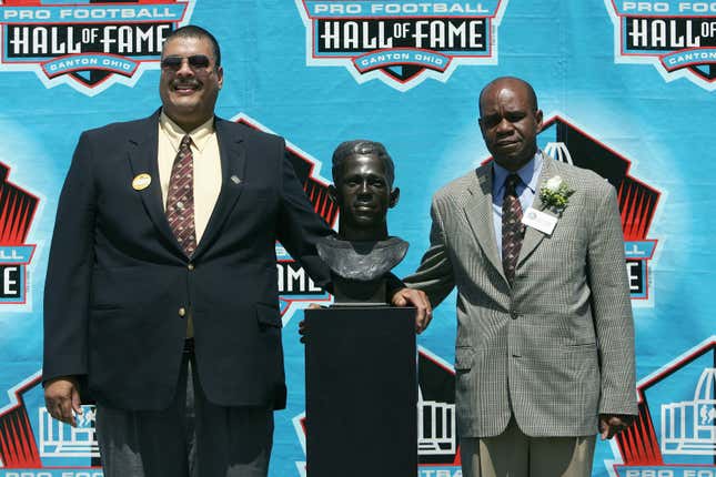 CANTON, OH – 7. AUGUST: Enkel Fritz Pollard III (links) und Neuzugang Steven Towns posieren mit seiner Büste während der Einführungszeremonie zur NFL Hall of Fame 2005 am 7. August 2005 in Canton, Ohio. 