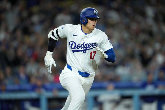 1. April 2024;  Los Angeles, Kalifornien, USA;  Shohei Ohtani (17), designierter Schlagmann der Los Angeles Dodgers, rundet die Bases mit einem Double im dritten Inning gegen die San Francisco Giants im Dodger Stadium ab.