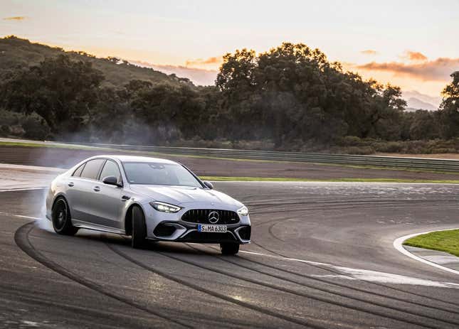 Un Mercedes-Benz C63S AMG E-Performance deslizándose por una curva de una pista de carreras