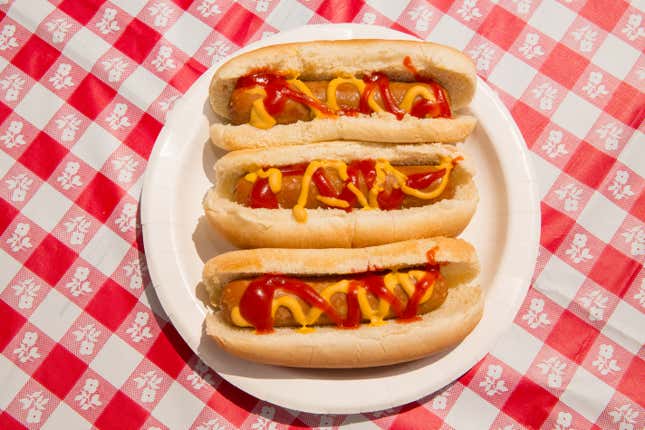 Image for article titled 7,000 pounds of hot dogs were recalled by the USDA