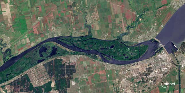 Image for article titled Before and After Satellite Imagery Reveal Extent of Ukraine Dam Collapse
