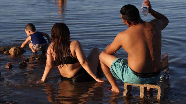 Una familia pasa el Lago Mead en Nevada