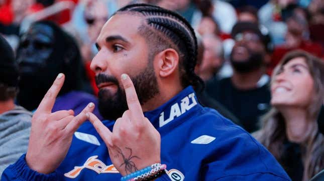 Image de l'article intitulé Attendez... Est-ce que Drake vient de prolonger le conflit avec Kendrick Lamar jusqu’en 2025 en tirant sur LeBron James ?