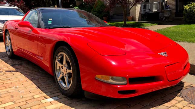 Eine Chevrolet Corvette aus dem Jahr 2003 in Fackelrot