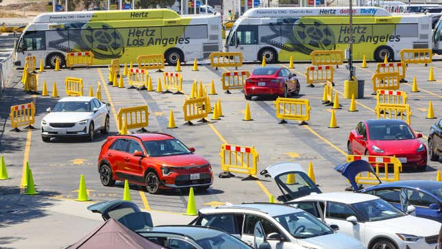 Un événement d’essai routier organisé par Hertz avec une sélection de véhicules électriques.