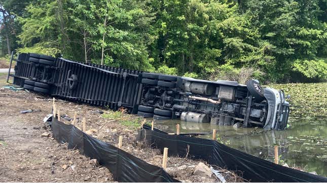 Image for article titled Truck Hauling Ten Tons Of Ramen Noodles Crashes Into Lake, Almost Creates World&#39;s Largest Soup